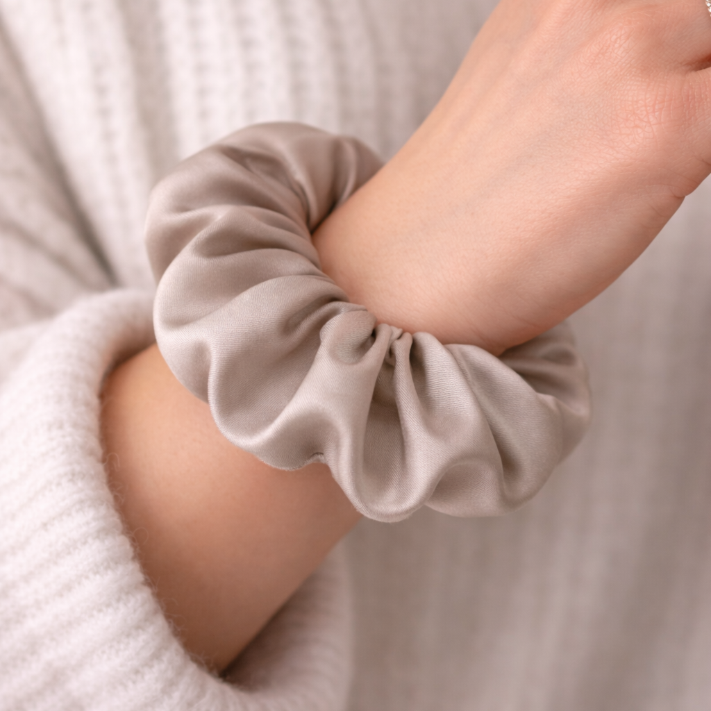 Scrunchie saténová gumička SINOA taupe3